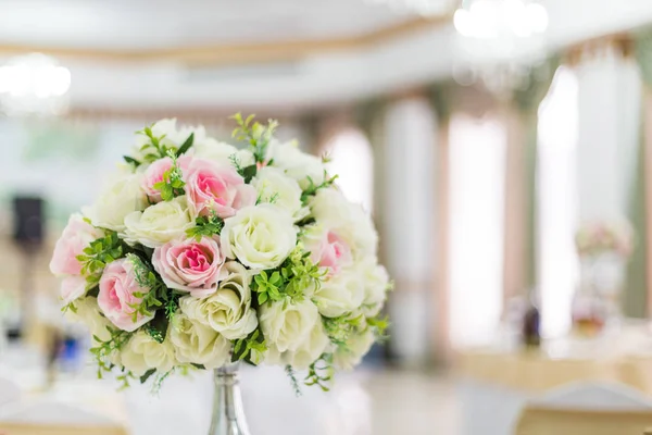 Piękna ozdoba dla wesele. Projektowanie przez kwiat, wiele luksusowych szkła i świeca. — Zdjęcie stockowe