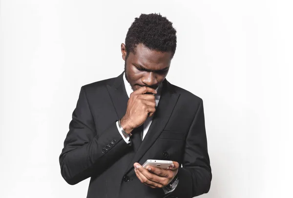 Portret Van Een Jonge Afroamerican Een Pak Emoties Het Gezicht — Stockfoto