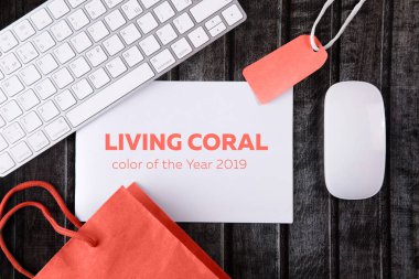 Çalışma alanı boş beyaz sayfa merkezli ve aksesuar ile üstten görünüm koyu ahşap arka plan üzerinde. Mockup. Yıl 2019 yaşam mercan rengini