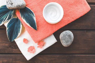 kompozisyon en iyi görünümü banyo ve spa Güzellik Salonu. Nemlendirici ve cilt bakımı, çiçekler, krem ve doğal maddeler, ücretsiz yer. Yıl 2019 yaşam mercan rengi. Nazlı Livingcoral.