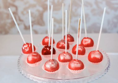 yaban mersini ile turuncu ve beyaz cupcakes. Yıl 2019 rengini yaşayan mercan. Livingcoral