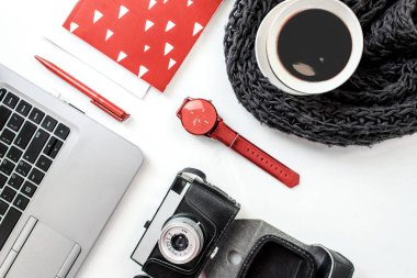 Beyaz ofis resepsiyon masaları boş dizüstü bilgisayar, bilgisayar klavye, kahve ve eski retro kamera ve diğer ofis malzemeleri. Yıl 2019 palet rengi yaşayan mercan. Livingcoral
