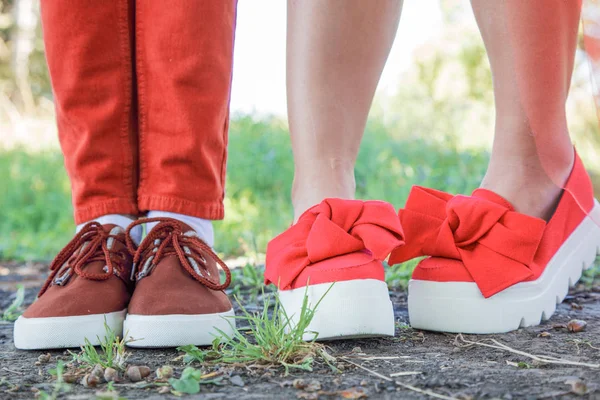 Sapatos casal recém-casados noiva e noivo Cor do ano 2019 Living Coral. Livingcoral — Fotografia de Stock