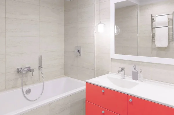 Інтер'єр ванної. дзеркало у ванній кімнаті зі столом для дзеркал у кольорах 2019 року вітальня коралів — стокове фото