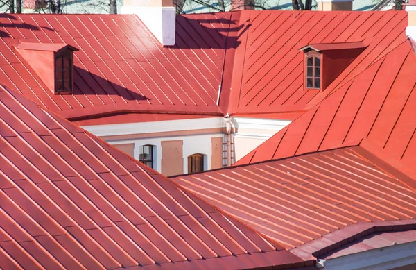 Красная Крыша Домов Против Голубого Неба Цвет Года 2019 Живые — стоковое фото