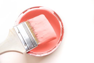 Ev tadilatı, boya kutusu. Kopya alanı, Yıl Rengi 2019 yaşayan mercan.