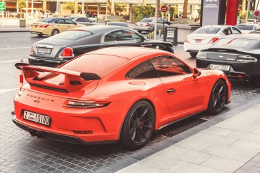 Dubai, Birleşik Arap Emirlikleri 14 Şubat 2018: Porshe bir şehir sokak üzerinde bitki geyik boynuzları için arka plan rengini yıl 2019 yaşam mercan yakın yakın. livingcoral