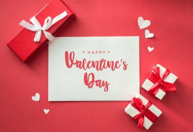 Tablo üstten görünüm görüntüsü dekorasyon Sevgililer günü arka plan kavramı. Düz yatıyordu hediye, kağıt