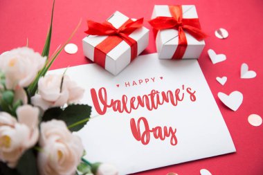 Tablo üstten görünüm görüntüsü dekorasyon Sevgililer günü arka plan kavramı. Düz yatıyordu hediye, kağıt