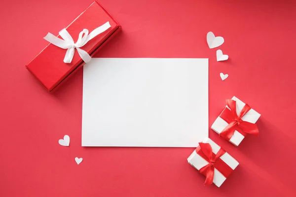 Caja de regalo Kraft con hermosa cinta roja, concepto de San Valentín, aniversario, saludo de día y cumpleaños de las madres, espacio para copiar, vista superior . — Foto de Stock