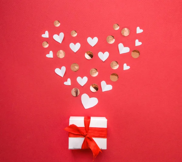 Caja de regalo Kraft con hermosa cinta roja, concepto de San Valentín, aniversario, saludo de día y cumpleaños de las madres, espacio para copiar, vista superior . — Foto de Stock