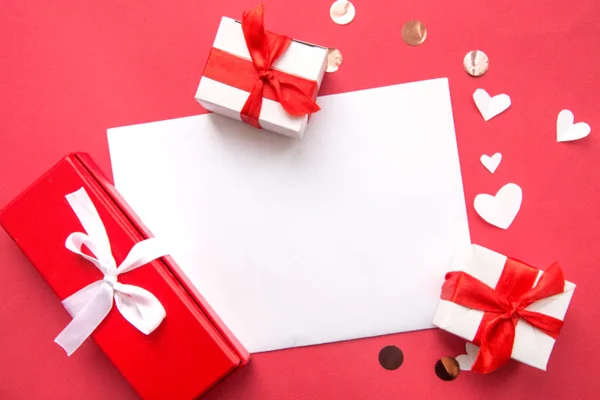 Caja de regalo Kraft con hermosa cinta roja, concepto de San Valentín, aniversario, saludo de día y cumpleaños de las madres, espacio para copiar, vista superior . — Foto de Stock