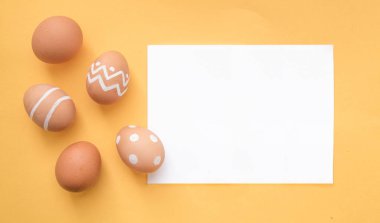 Arka plan olarak birçok dekore Paskalya yumurtası, üst görünüm. Metin için serbest yer, Baner. Şenlikli gelenek