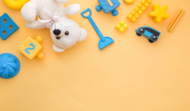 Çocuklar oyuncak sarı artalanları karede. Üstten görünüm. Flatlay. Metin için yer kopyalayın