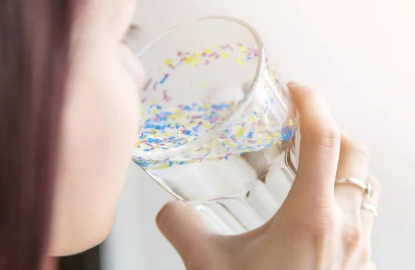 kız içecekler kirli su microplastic
