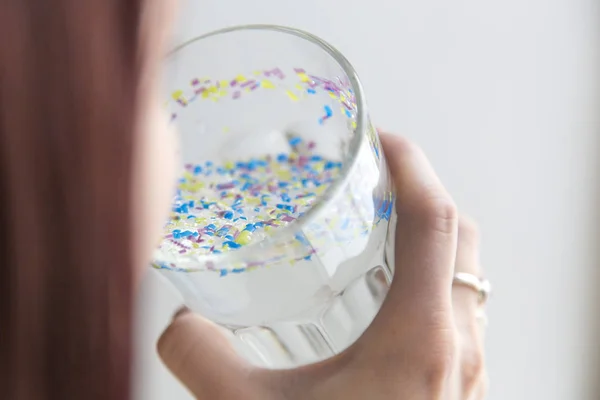kız içecekler kirli su microplastic