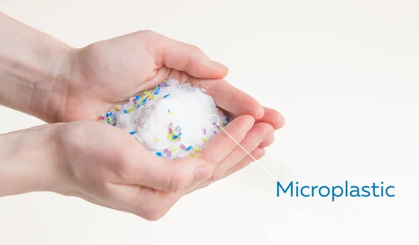 Mikroplast partiklar i salt. förorening av miljön och havet — Stockfoto