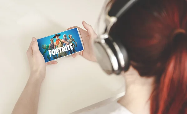 Ufa, Rusia - 7 de febrero de 2019: Teléfono Lenovo smartphone Android jugando Fortnite battle royale juegos móviles . — Foto de Stock