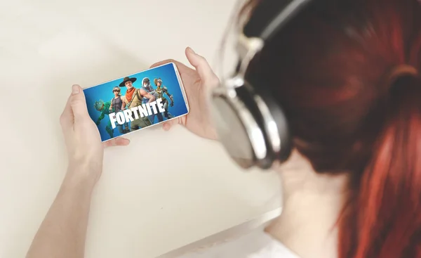 Ufa, Rusya - 7 Şubat 2019: Fortnite savaş royale Mobil Oyunlar oyun Lenovo telefon Android smartphone.