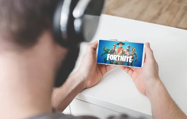 Ufa, Rusia - 7 de febrero de 2019: Teléfono Lenovo smartphone Android jugando Fortnite battle royale juegos móviles . — Foto de Stock