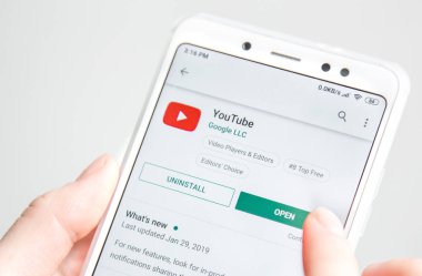 Ufa, Rusya 30 Ocak 2019: Kadın el bir cep telefonu tutuyor ve youtubeapplication yükler