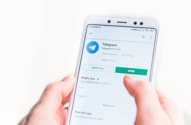 Ufa, Rusya Federasyonu 30 Ocak 2019: dijital çağda akıllı telefon dokunmatik ekranlı mobil internet teknolojisi yaşam tarzı üzerinde sosyal medya uygulaması telgraf simgeleri.