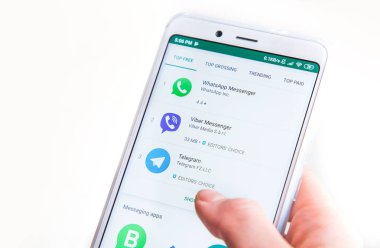 Ufa, Rusya 30 Ocak 2019: dijital çağda akıllı telefon dokunmatik ekranlı mobil internet teknolojisi yaşam tarzı üzerinde sosyal medya uygulaması simgeleri.
