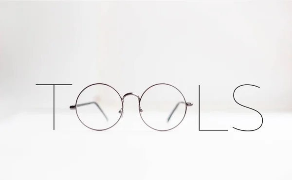 Γυαλιά στο τραπέζι σε λευκό φόντο. Εργαλεία Web — Φωτογραφία Αρχείου