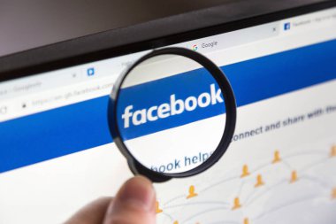 Ufa, Rusya. 15 Şubat 2019: bir büyüteç ile bir el resmi Facebook web sitesinde hoisted