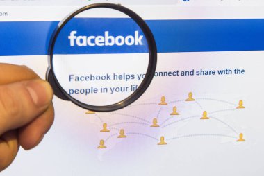 Ufa, Rusya. 15 Şubat 2019: bir büyüteç ile bir el resmi Facebook web sitesinde hoisted