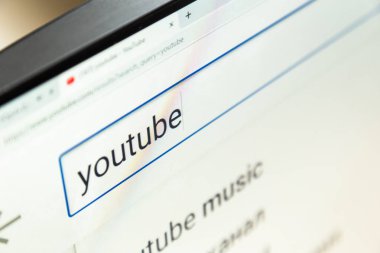 Ufa, Rusya. 15 Şubat 2019: monitör ekranında arama çubuğunda YouTube kelime yakın yukarı
