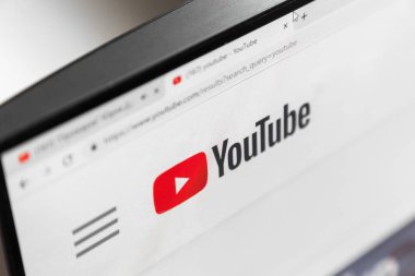 Ufa, Rusya. 15 Şubat 2019: resmi YouTube sitesi, monitör ekranında ana sayfası yakın yukarı