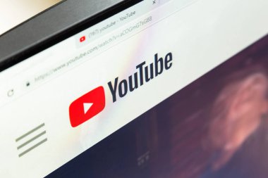 Ufa, Rusya. 15 Şubat 2019: resmi YouTube sitesi, monitör ekranında ana sayfası yakın yukarı