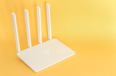 sarı arka planda beyaz WiFi yönlendirici