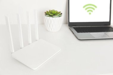 Wi-Fi yönlendirici üzerinden evde veya ofiste dizüstü bilgisayarda çalışmak