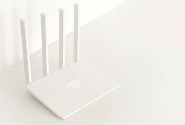 sarı arka planda beyaz 5g WiFi yönlendirici