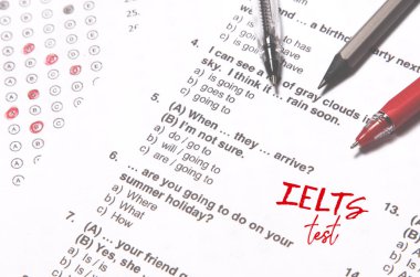 Masa üzerinde Ingilizce çoklu seçim testi. Kadın bir giriş sınavı alır