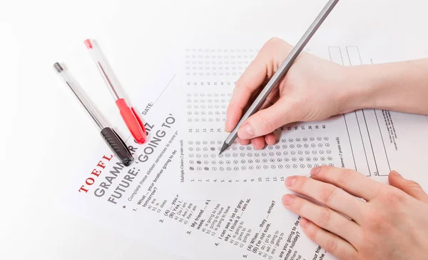 Masa üzerinde Ingilizce çoklu seçim testi. Kadın bir giriş sınavı alır