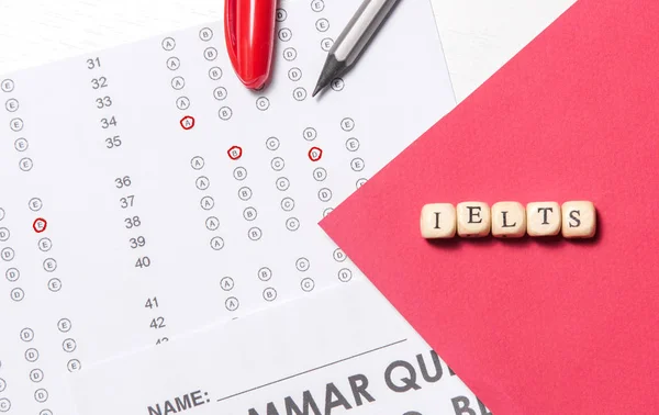 Masa üzerinde Ingilizce çoklu seçim testi. Kadın bir giriş sınavı alır