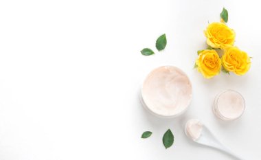 Sarı güller ve el kremi ile kompozisyon. sabah yüz ve vücut bakımı. Spa ve masaj