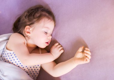 küçük sevimli bebek uyku ses içinde onu yatak