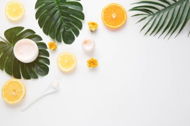 Yaratıcı hipster tropikal yaprakları ve parlak arka planda kopya alanı ile turuncu meyve arka plan. Tropikal konsept.