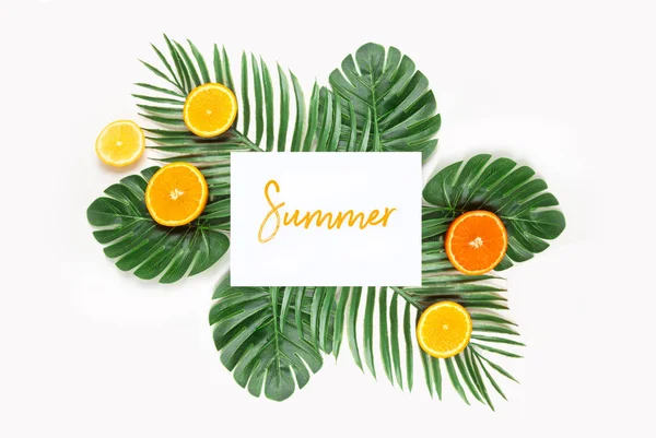Creativas hojas tropicales hipster y fondo de fruta naranja con espacio de copia sobre fondo brillante. Concepto tropical . — Foto de Stock