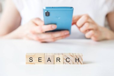 bir kadının elinde akıllı telefon. Internet veri bilgileri ağ kavramına gözatma arama. yumuşak odak resmi