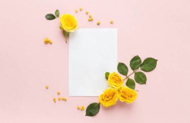 Çiçekler kompozisyon arka plan. pembe arka planda güzel sarı güller. Üst görünüm. Boşluk Kopyala