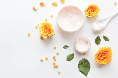 Sarı güller ve el kremi ile kompozisyon. sabah yüz ve vücut bakımı. Spa ve masaj