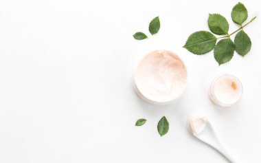 Yeşil yaprakları ve el kremi ile kompozisyon. sabah yüz ve vücut bakımı. Spa ve masaj