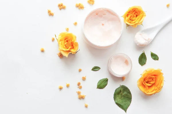Samenstelling met gele rozen en handcrème. ochtend gezicht en lichaamsverzorging. Spa en massage — Stockfoto