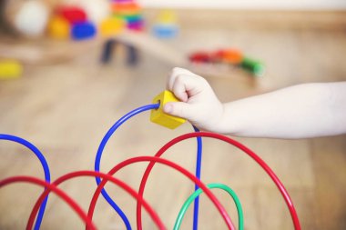 Oyuncak oynayan bir çocuk kızın elleri. ince motor becerilerini geliştirme