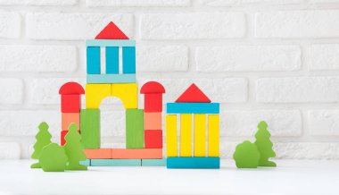 Çevre dostu ahşap renk yapıcı beyaz arka plan üzerinde izole. okul öncesi çocuk gelişimi